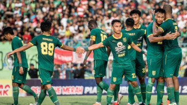 Para pemain Persebaya rayakan gol. 