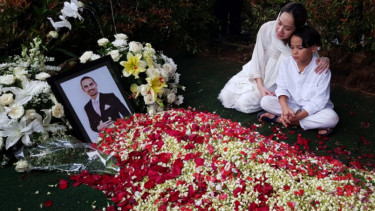Bunga Citra Lestari atau BCL dan sang anak, Noah di makam Ashraf Sinclair.