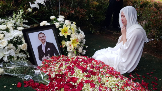 Bunga Citra Lestari atau BCL di makam Ashraf Sinclair.
