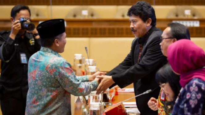 Ketua Badan Penguatan Ideologi Pancasila (BPIP), Yudian Wahyudi. (kanan)