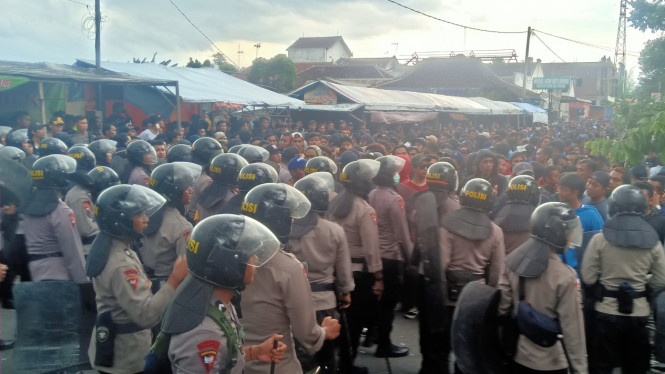 Aremania diadang Polisi di Blitar saat berusaha mendekat ke Stadion Supriyadi