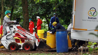 Tim BATAN dan Bapeten di lokasi temuan paparan tinggi radioaktif di Tangerang.