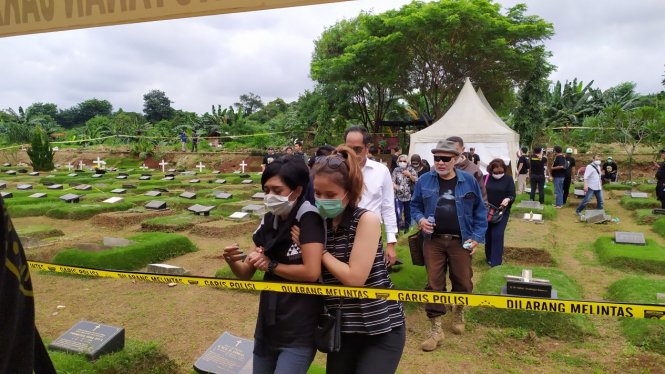 Proses autopsi anak Karen Idol.