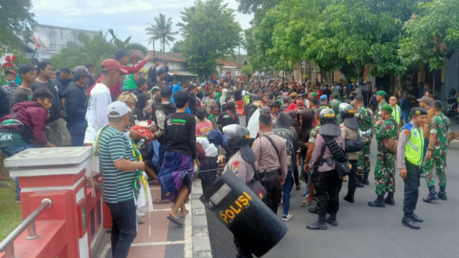 Polisi saat menghalau kerumunan Aremania dan Bonek di Blitar