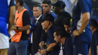 Diego Maradona tertangkap kamera pakai drugs saat pertandingan