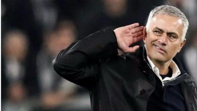 Aksi pelatih Tottenham Hotspur Jose Mourinho.