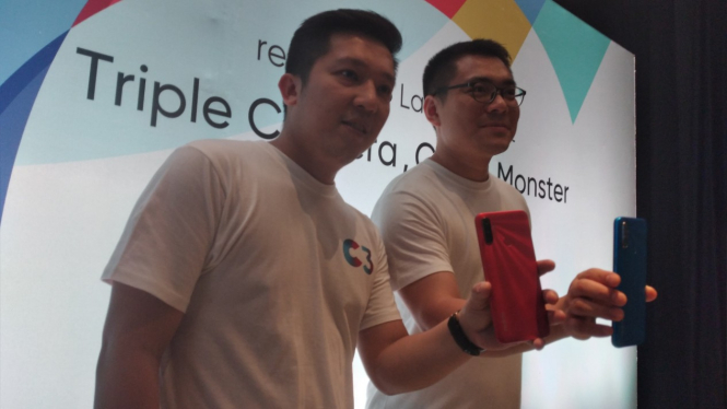 Product Manager Realme Indonesia, Felix Christian (kiri).