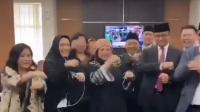 Gubernur DKI Jakarta, Anies Baswedan saat main TikTok