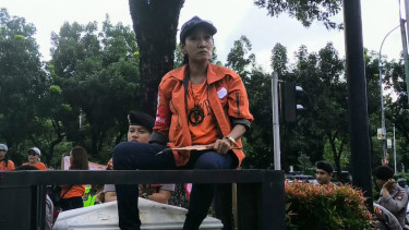 Massa pendemo Gubernur Anies soal revitalisasi Monas.