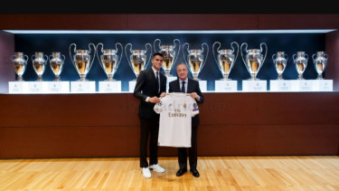 Presiden Real Madrid, Florentino Perez bersama pemain baru Madrid, Reinier Jesus