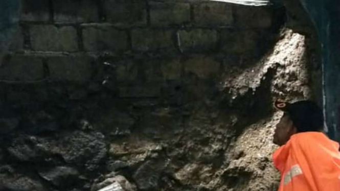 Rumah warga di Ciawi ambruk kena longsor