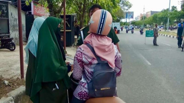 Razia pakaian ketat oleh polisi syariat di Banda Aceh, Kamis, 20 Februari 2020.
