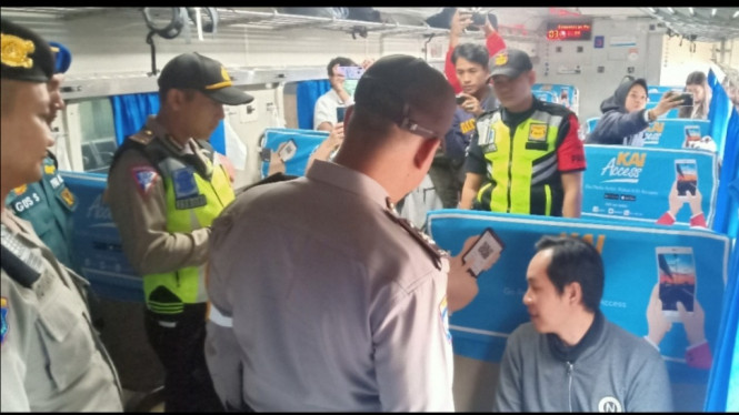 Polisi lakukan razia di stasiun jelang laga final Persebaya vs Persija. 