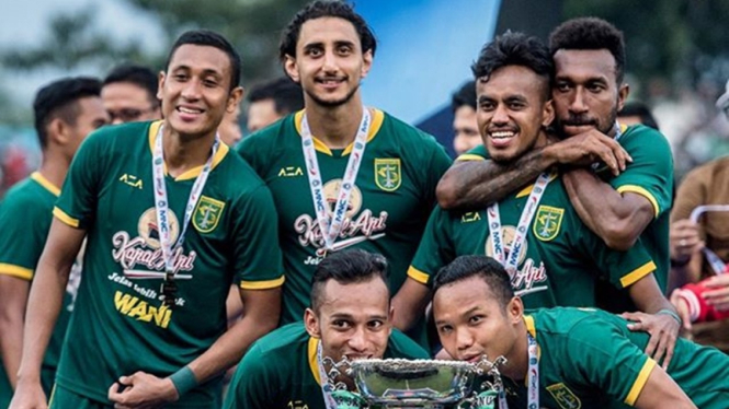 Pemain Persebaya Surabaya merayakan juara Piala Gubernur Jatim 2020
