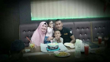 Brigadir T Murizal Saputra bersama Maya Karmila dan anak-anaknya.