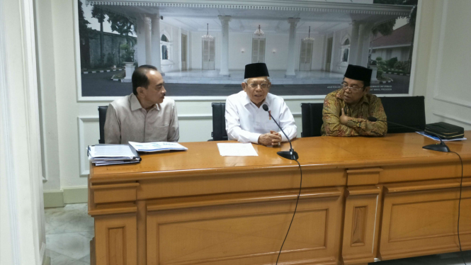 Wakil Presiden Ma'ruf Amin (tengah)