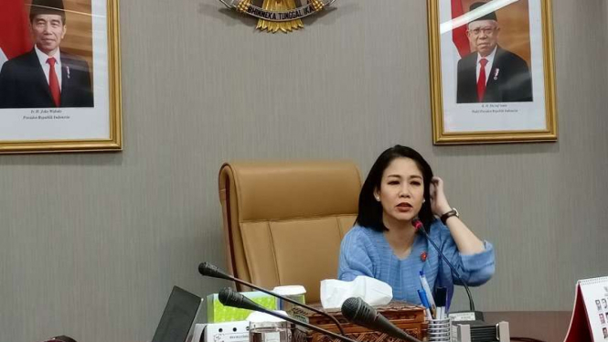 Staf Khusus Presiden bidang hukum, DIni Purwono di kantornya