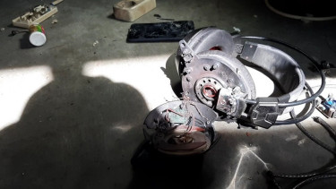 headset dan gawai yang rusak diduga tersambar petir