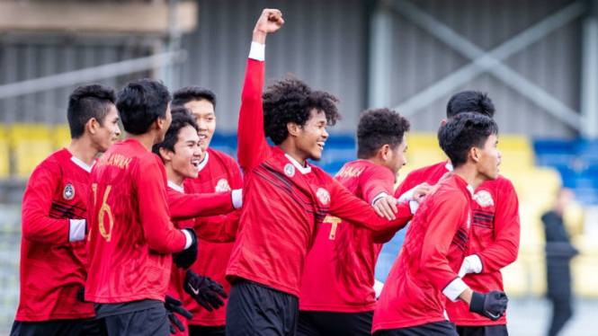 Para pemain Garuda Select merayakan gol