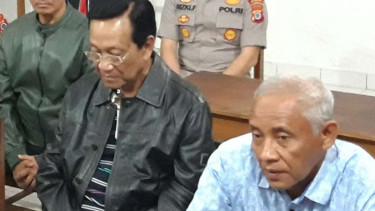 Bupati Slemas Sri Purnomo (kanan) dan Sri Sultan HB X di SMP 1 Turi.