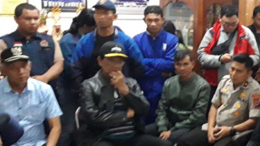 Sri Sultan HB X saat mengunjungi SMPN 1 Turi, Sleman, Yogyakarta.