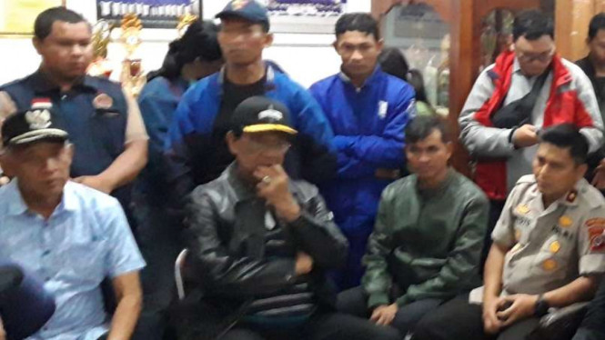 Sri Sultan HB X saat mengunjungi SMPN 1 Turi, Sleman, Yogyakarta.