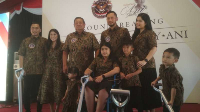 Presiden keenam Susilo Bambang Yudhoyono (SBY) dan keluarganya pada saat peletakan batu pertama Museum SBY-Ani di Kabupaten Pacitan, Jawa Timur, pada Sabtu, 22 Februari 2020.