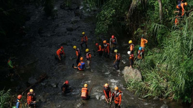  Petugas SAR melakukan penyisiran siswa hanyut di Sungai Sempor 