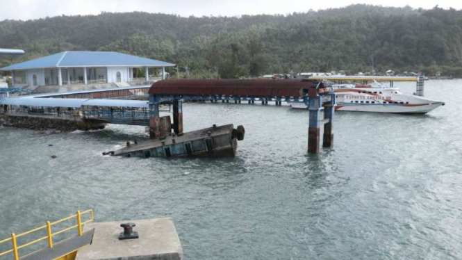 Dermaga pelabuhan Balohan Sabang yang roboh diterjang ombak. 