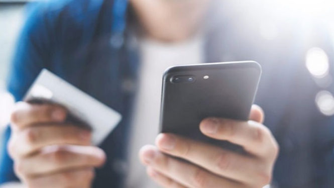 Ilustrasi cek nomor tak dikenal di smartphone / main HP.