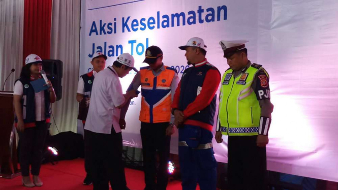 Kampanye aksi keselamatan Jalan Tol di Tol Kanci, Jawa Barat.