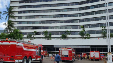 Mobil-mobil pemadam kebakaran di gedung DPR Senayan