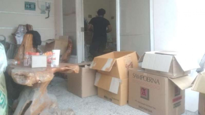Pabrik gerebek lokasi pembuatan obat kuat berbahaya di Surabaya.
