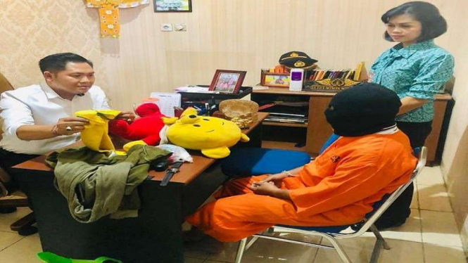 Polisi tahan guru bejat yang jadikan muridnya sebagai budak seks.