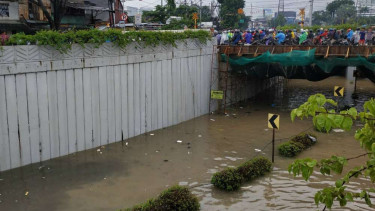 Underpass Senen digenangi Banjir setinggi dua meter.