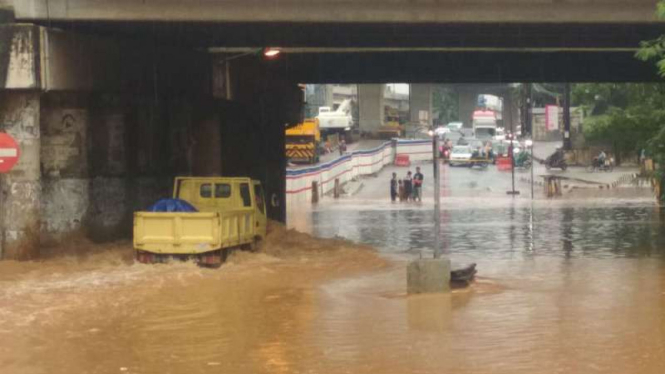 Banjir di kolong jembatan tol JORR Kalimalang, Bekasi, Jawa Barat.