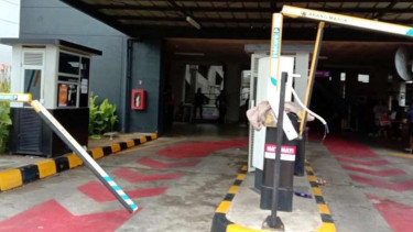 Fasilitas parkir di Aeon Mall JGC yang dirusak sekelompok orang 25 Februari 2020