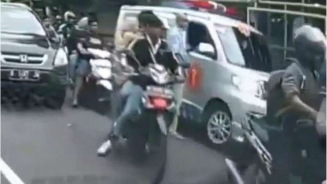 Viral video pria pukuli sopir ambulans