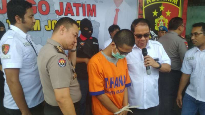 Polda Jatim tangkap pria diduga menipu Gojek ratusan juta rupiah.