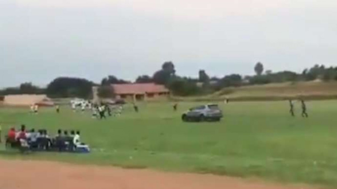 Mobil SUV kejar-kejar wasit tengah lapangan bola.
