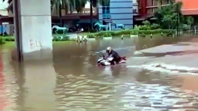 Motor sport menerobos banjir di Jakarta
