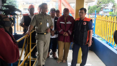 Gubernur DKI Jakarta, Anies Baswedan, memantau pintu air Manggarai