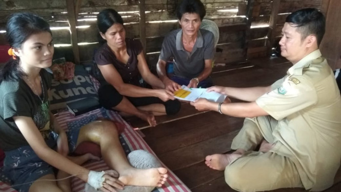 Penyerahan santunan kepada Albina, penderita tumor di kaki di Sekadau