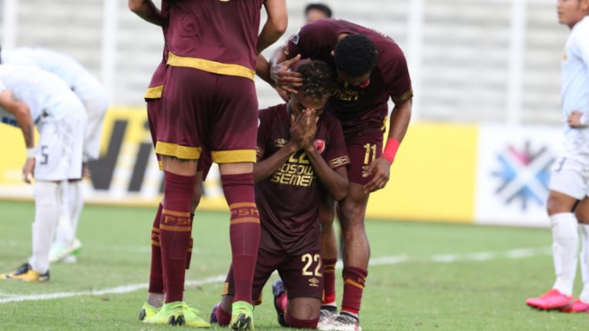 PSM Makassar rayakan gol Yakob Sayuri.