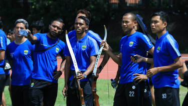 Para pemain Persib Bandung unjuk kemampuan memanah