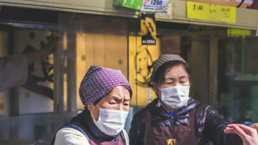 Ilustrasi nenek pakai masker.