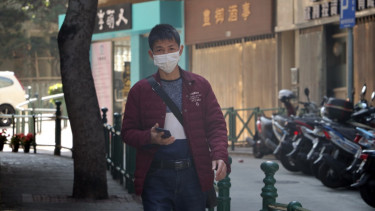 Pakai masker mencegah Virus Corona.