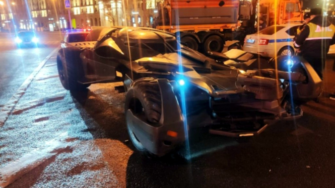 Batmobile ditilang polisi