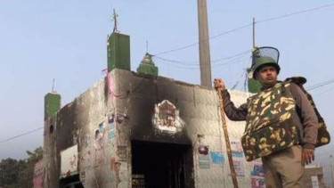 Polisi India menjaga lokasi kerusuhan di New Delhi (BBC)