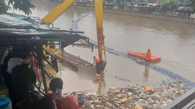 Penemuan jasad pria di Kali Kanal Barat, dekat Mal Season City, Jakarta Barat.